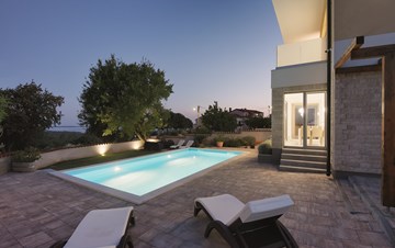 Nova moderna vila s bazenom, saunom i pogledom na more