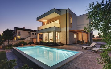 Nova moderna vila s bazenom, saunom i pogledom na more