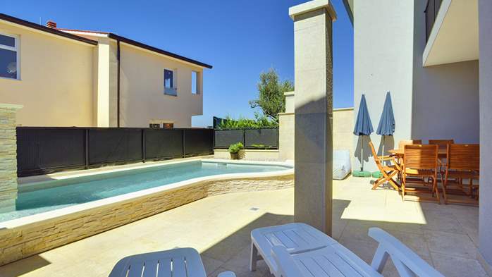 Moderna casa a schiera  per 6 persone con piscina privata,Wi-Fi, 2