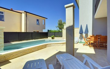 Modern terrace house for 6 persons with private pool, Wi-Fi