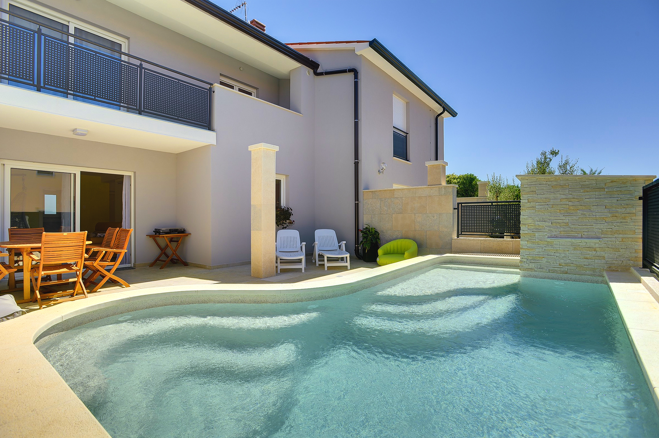 Modernes Reihenhaus für 6 Personen mit privatem Pool, Wi-Fi