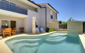 Modern terrace house for 6 persons with private pool, Wi-Fi
