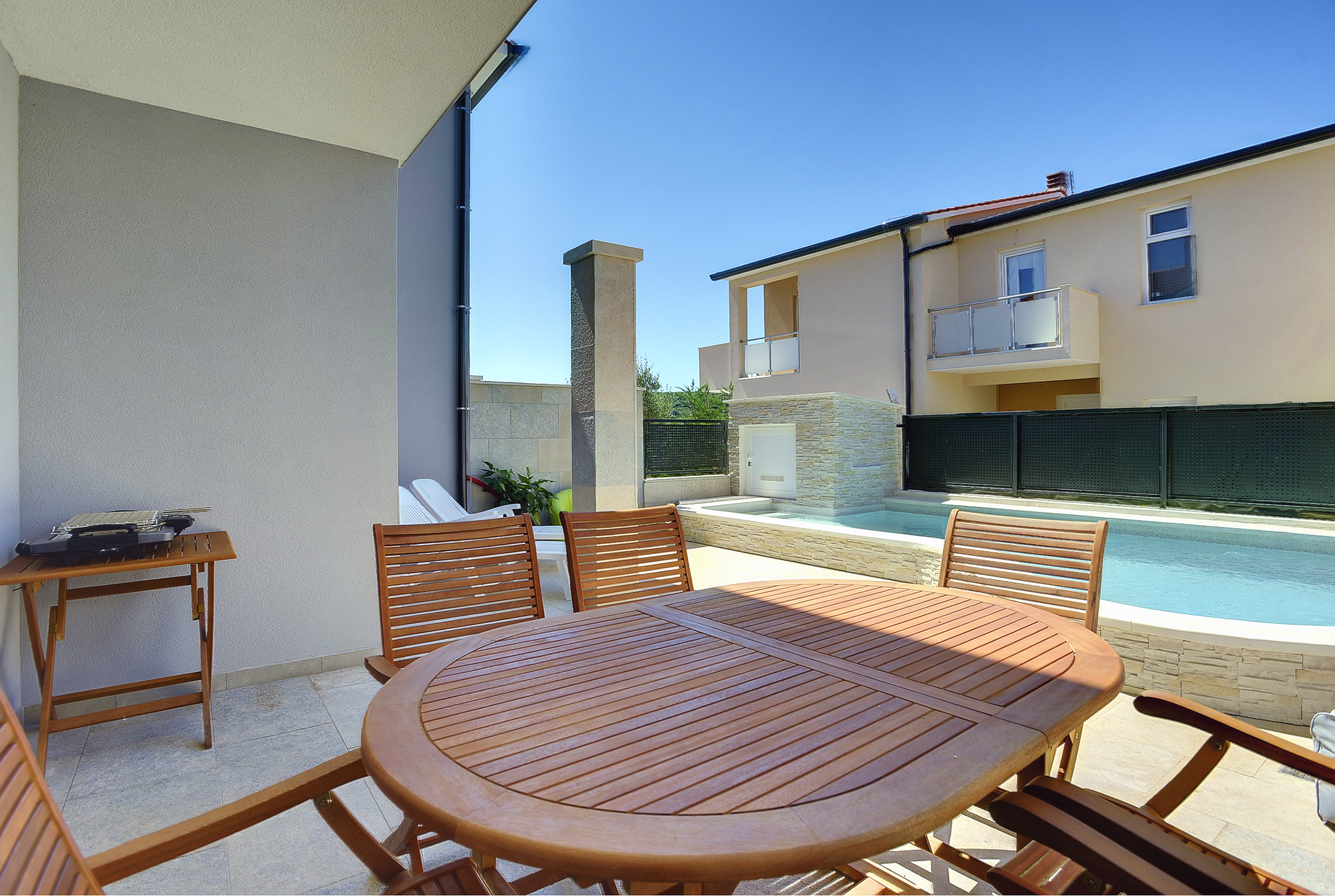 Modernes Reihenhaus für 6 Personen mit privatem Pool, Wi-Fi