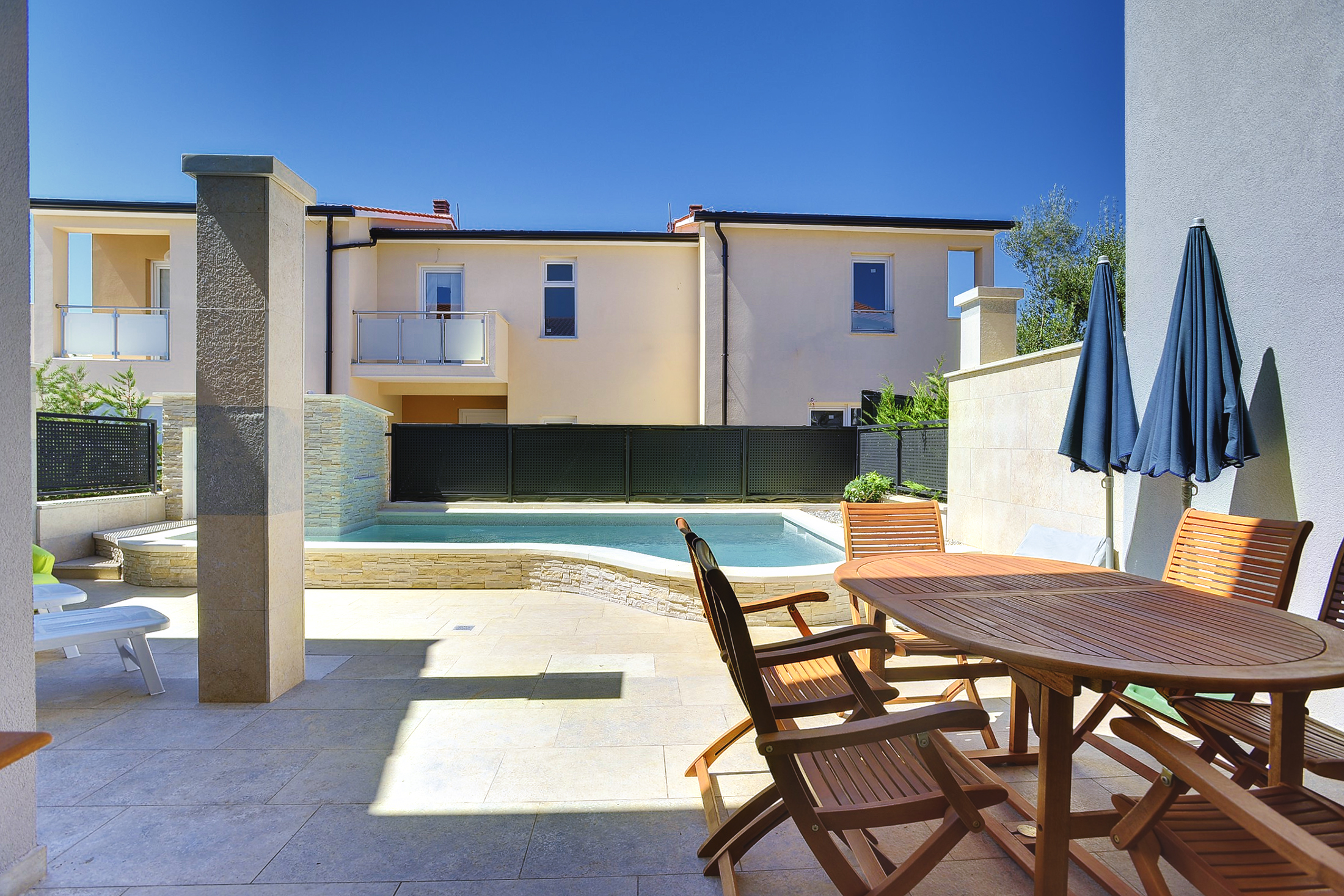 Modernes Reihenhaus für 6 Personen mit privatem Pool, Wi-Fi