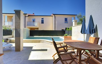 Moderna casa a schiera  per 6 persone con piscina privata,Wi-Fi