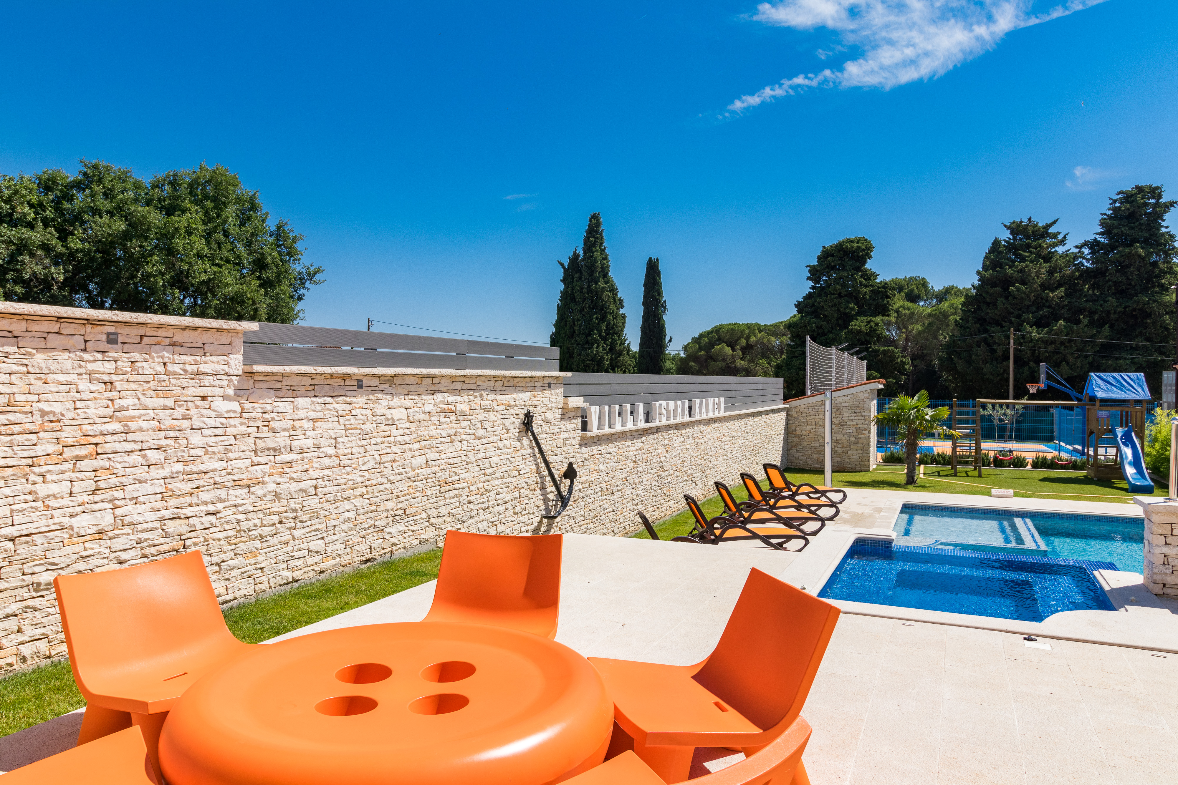 Enchanting villa with pool, jacuzzi and gym