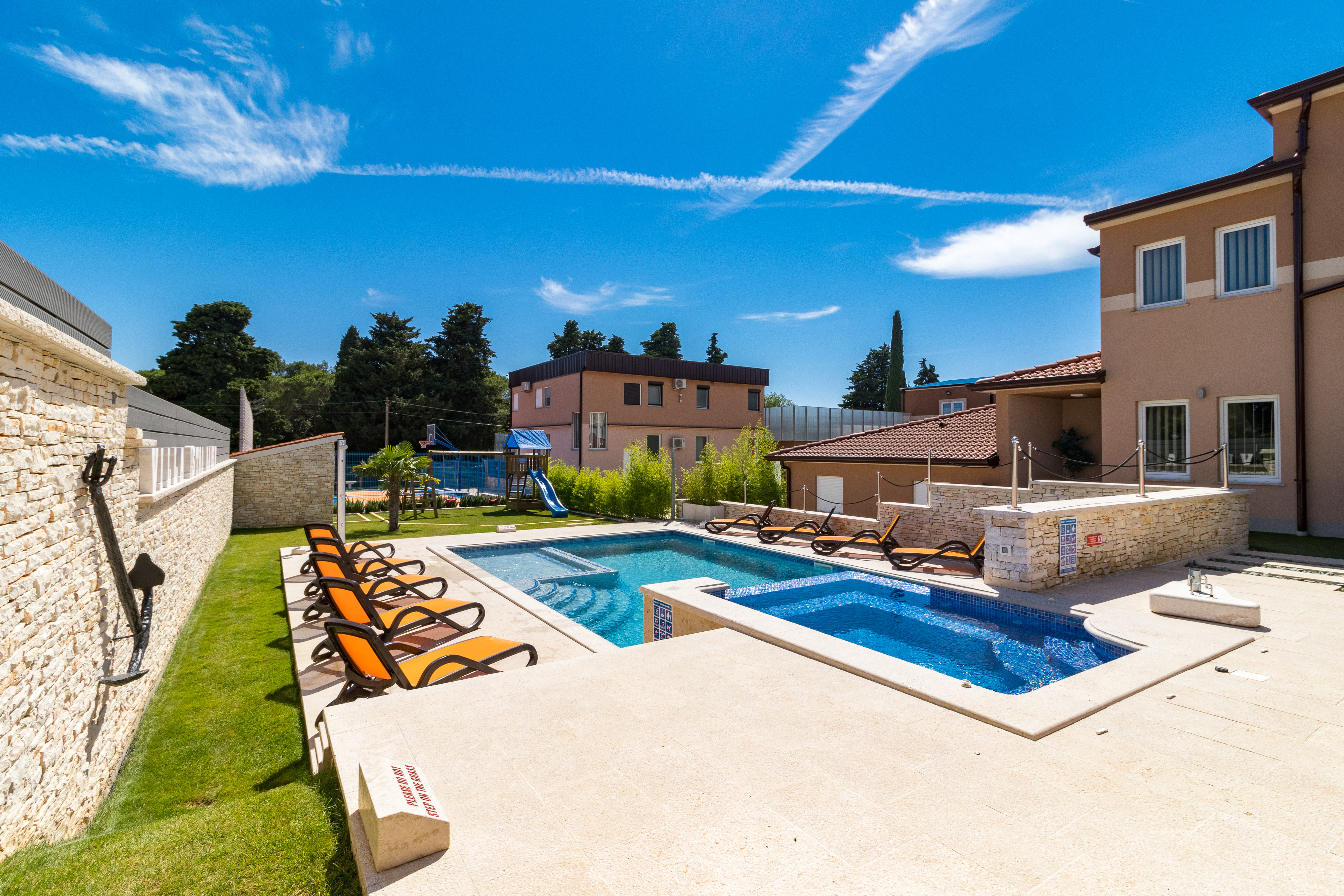 Enchanting villa with pool, jacuzzi and gym