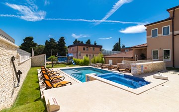 Enchanting villa with pool, jacuzzi and gym