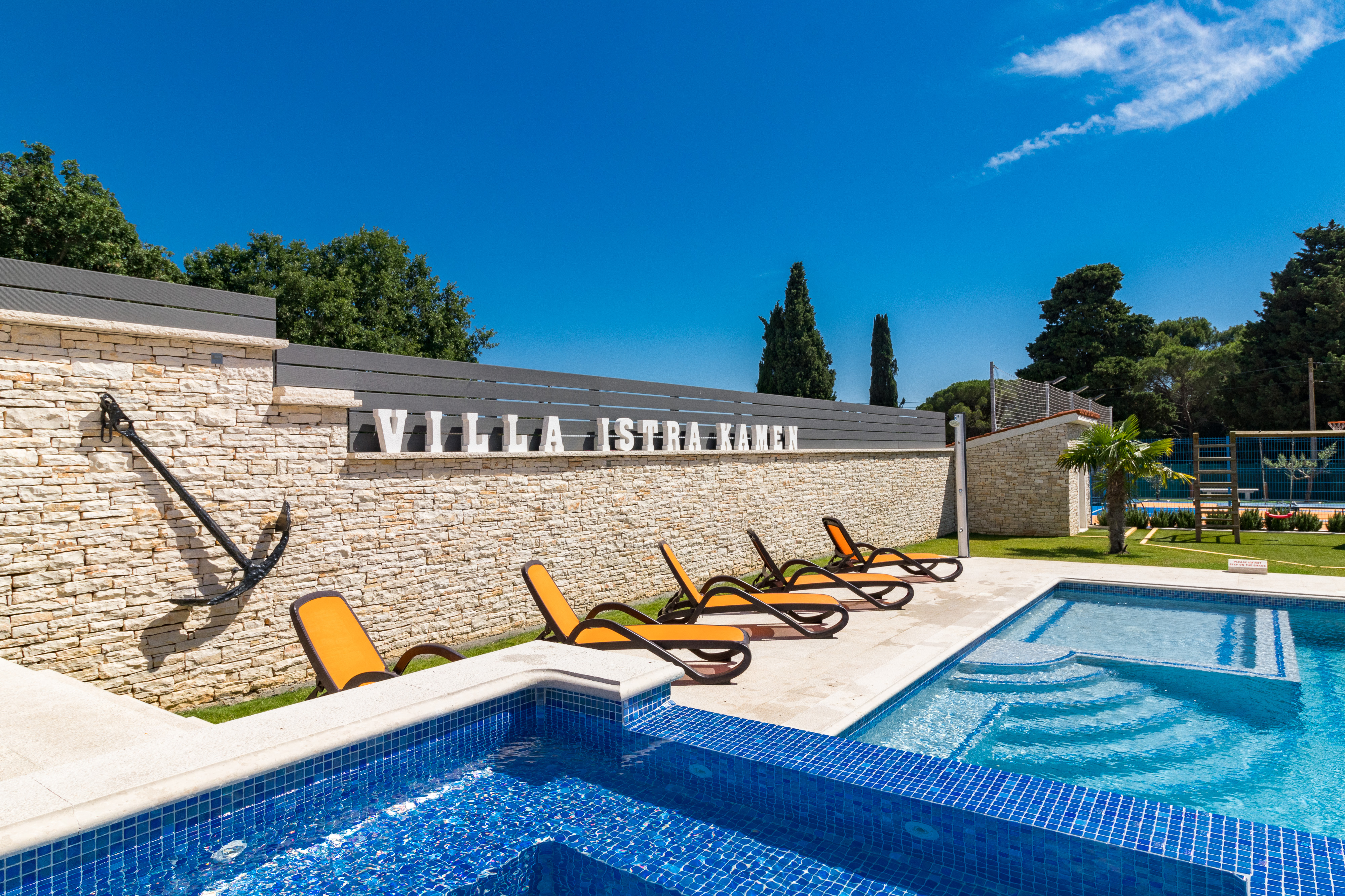 Enchanting villa with pool, jacuzzi and gym