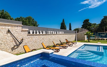 Enchanting villa with pool, jacuzzi and gym