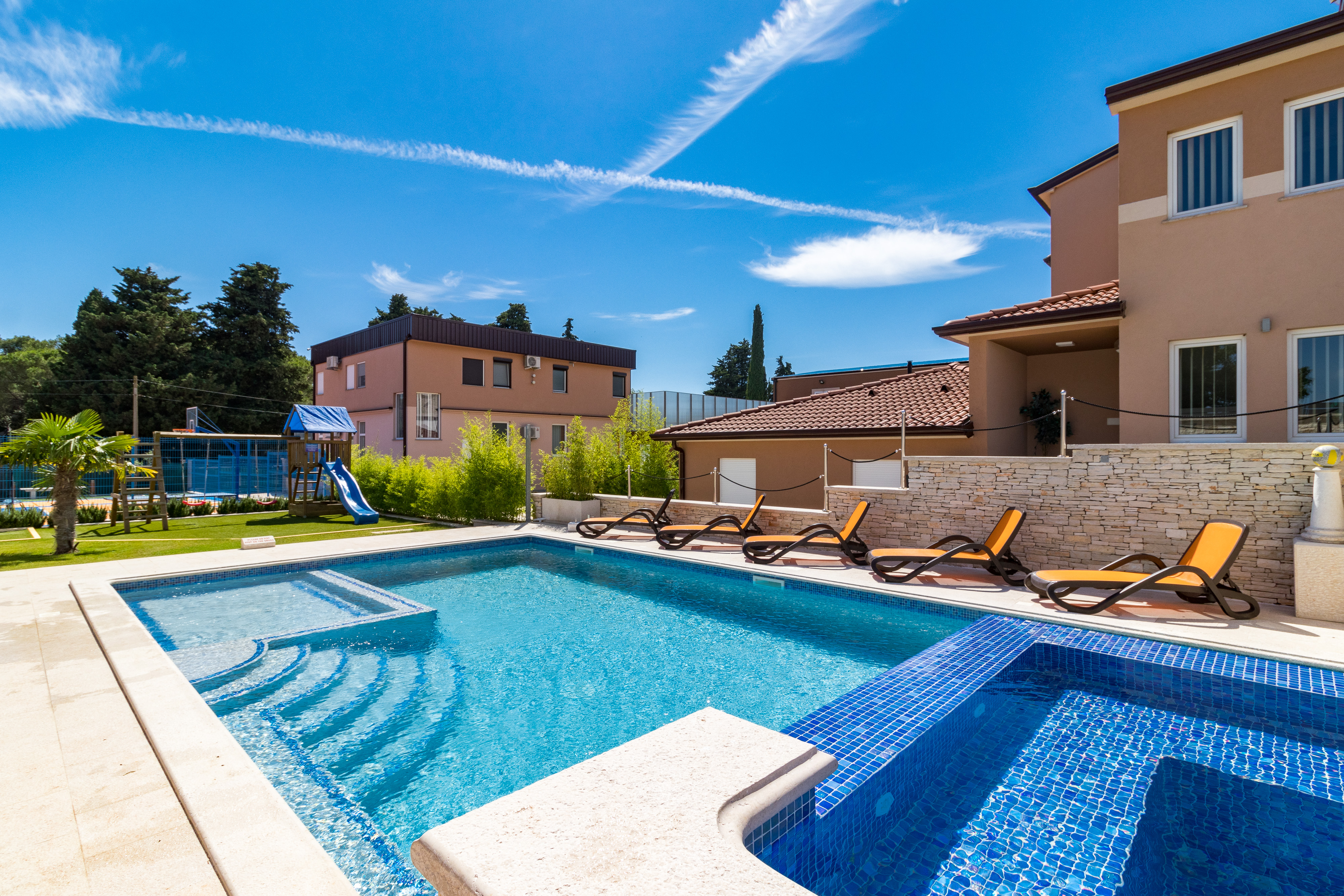 Enchanting villa with pool, jacuzzi and gym