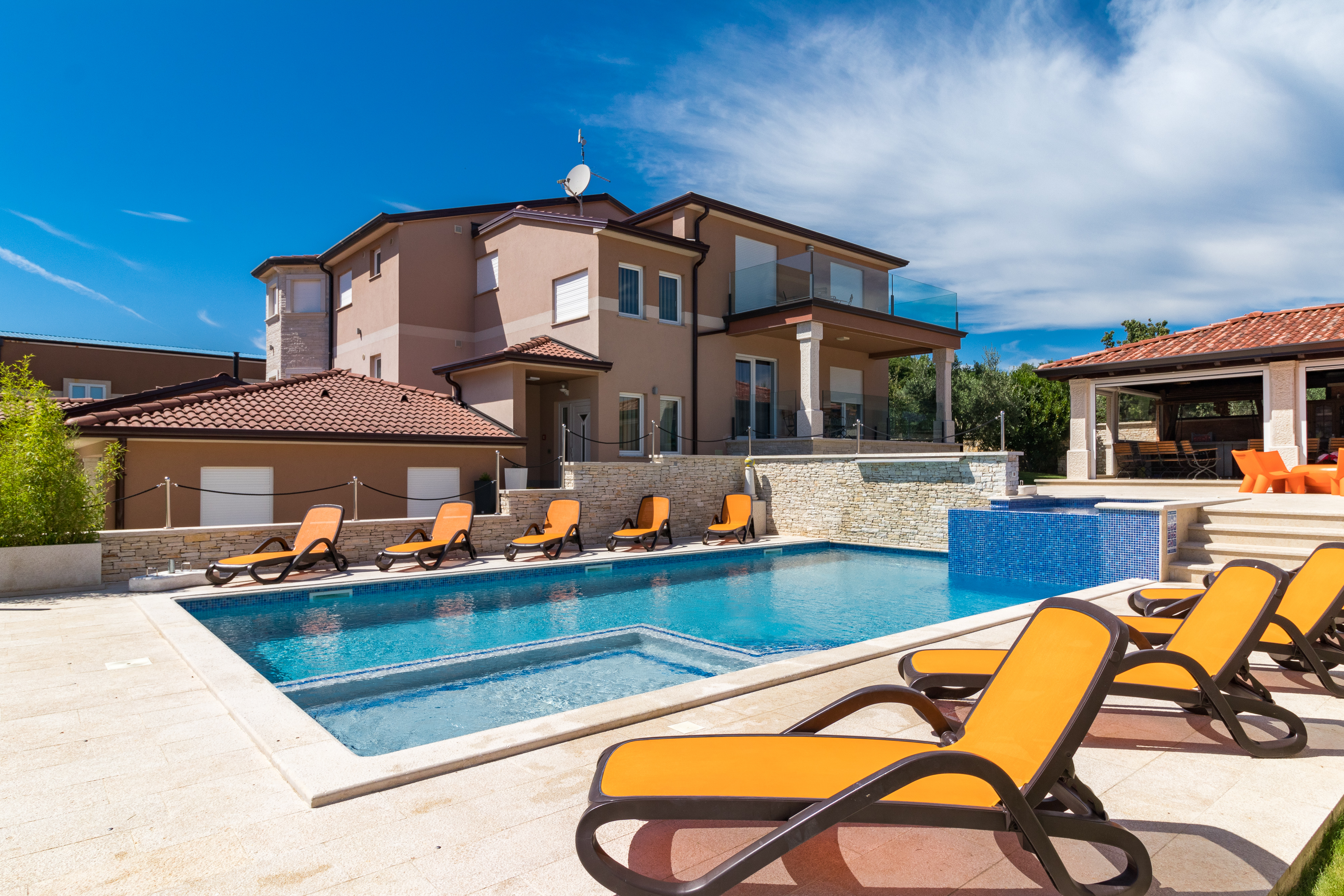 Enchanting villa with pool, jacuzzi and gym