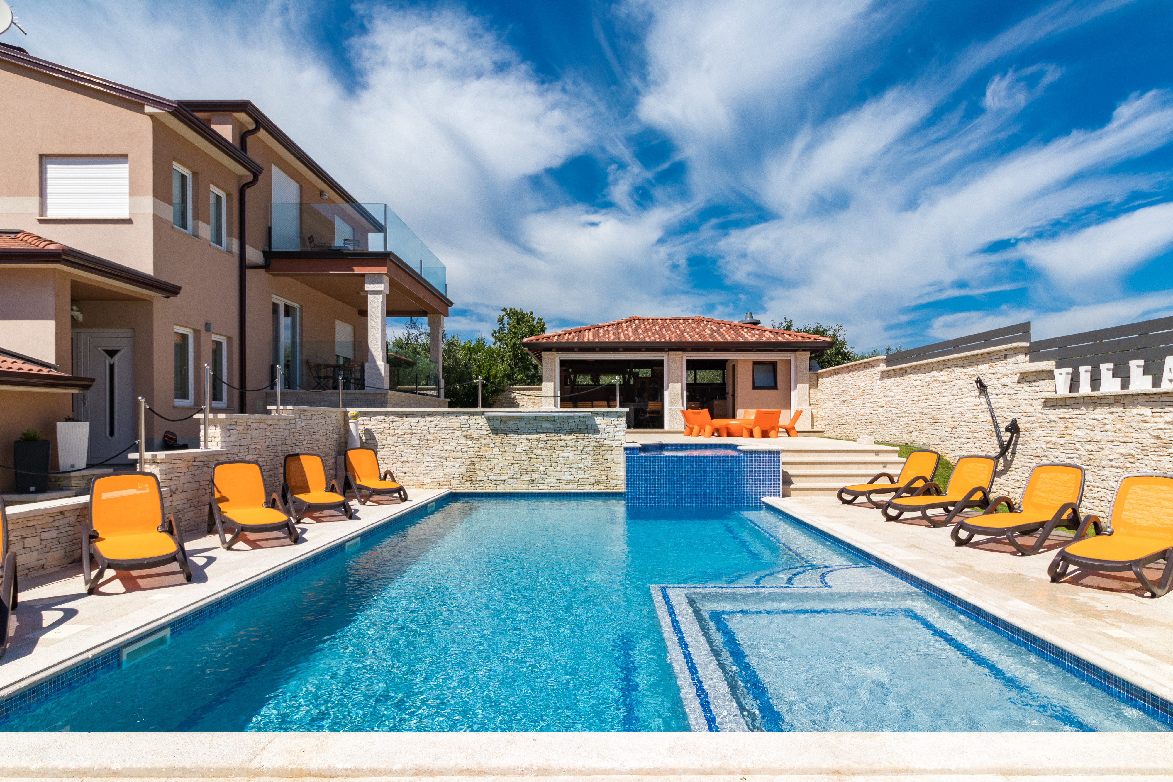Enchanting villa with pool, jacuzzi and gym