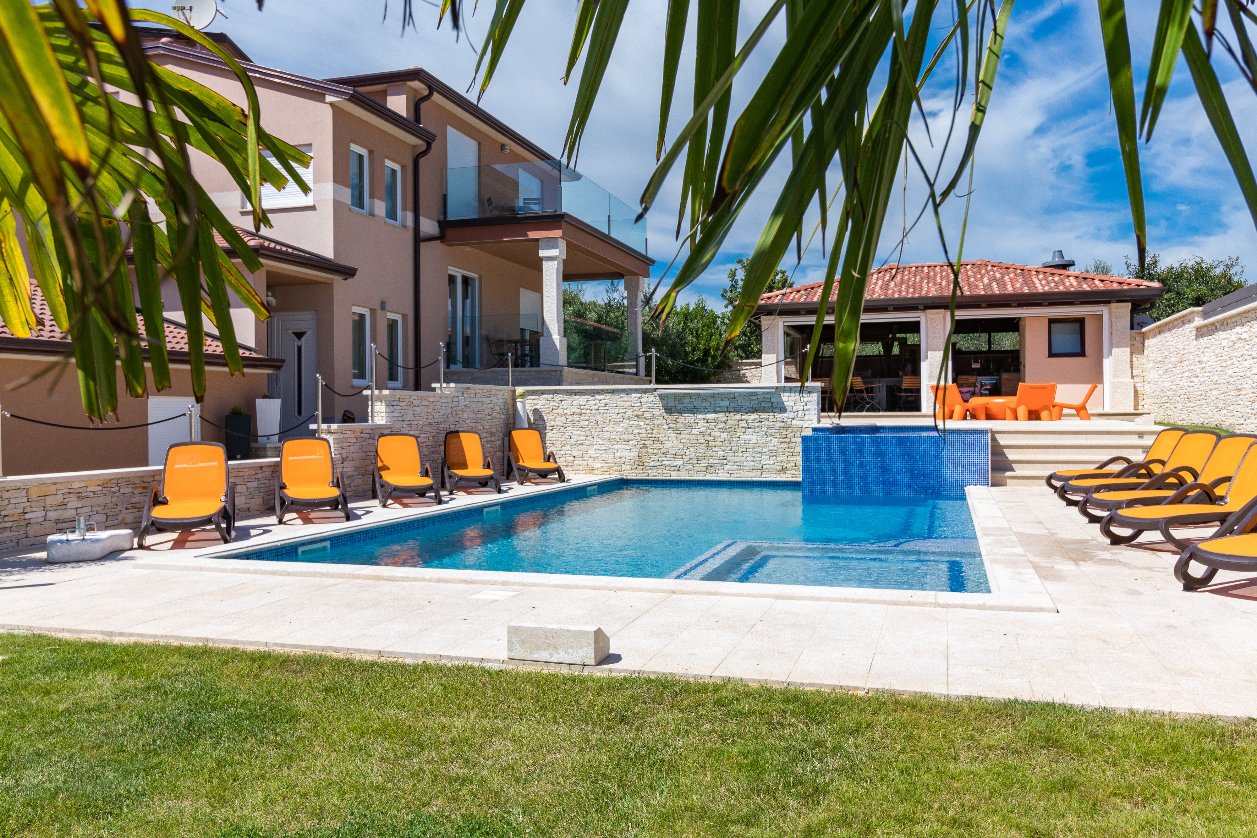 Enchanting villa with pool, jacuzzi and gym