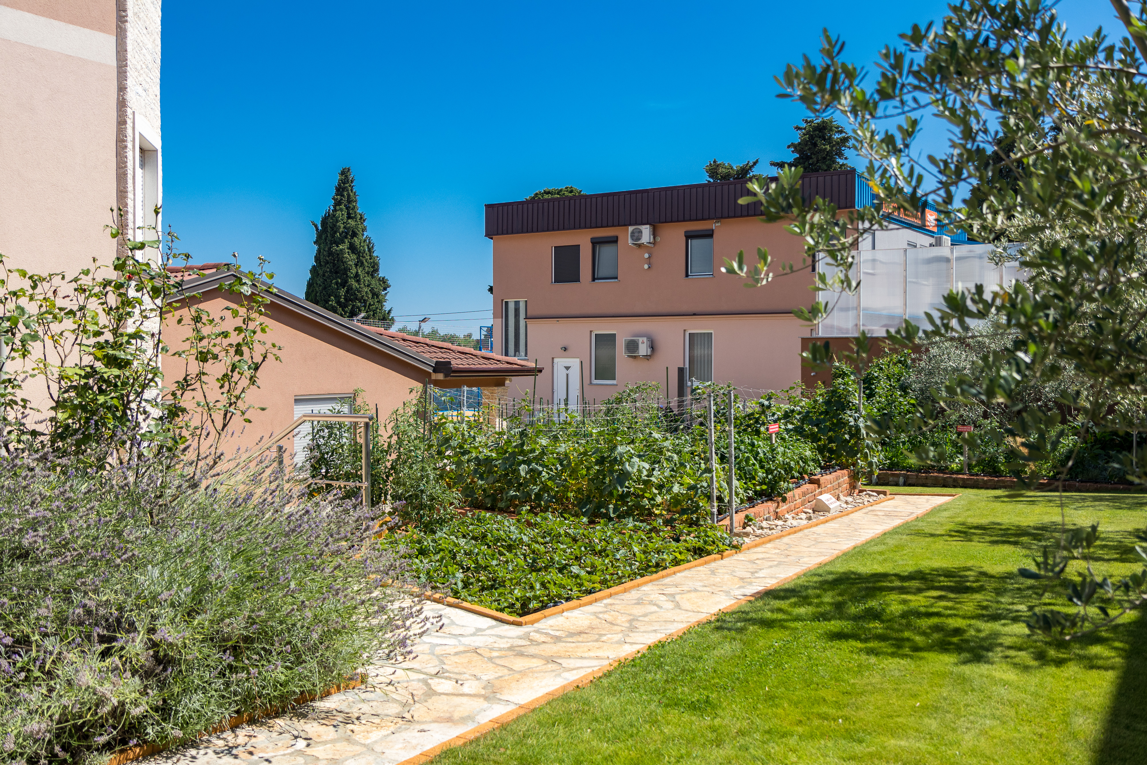 Enchanting villa with pool, jacuzzi and gym