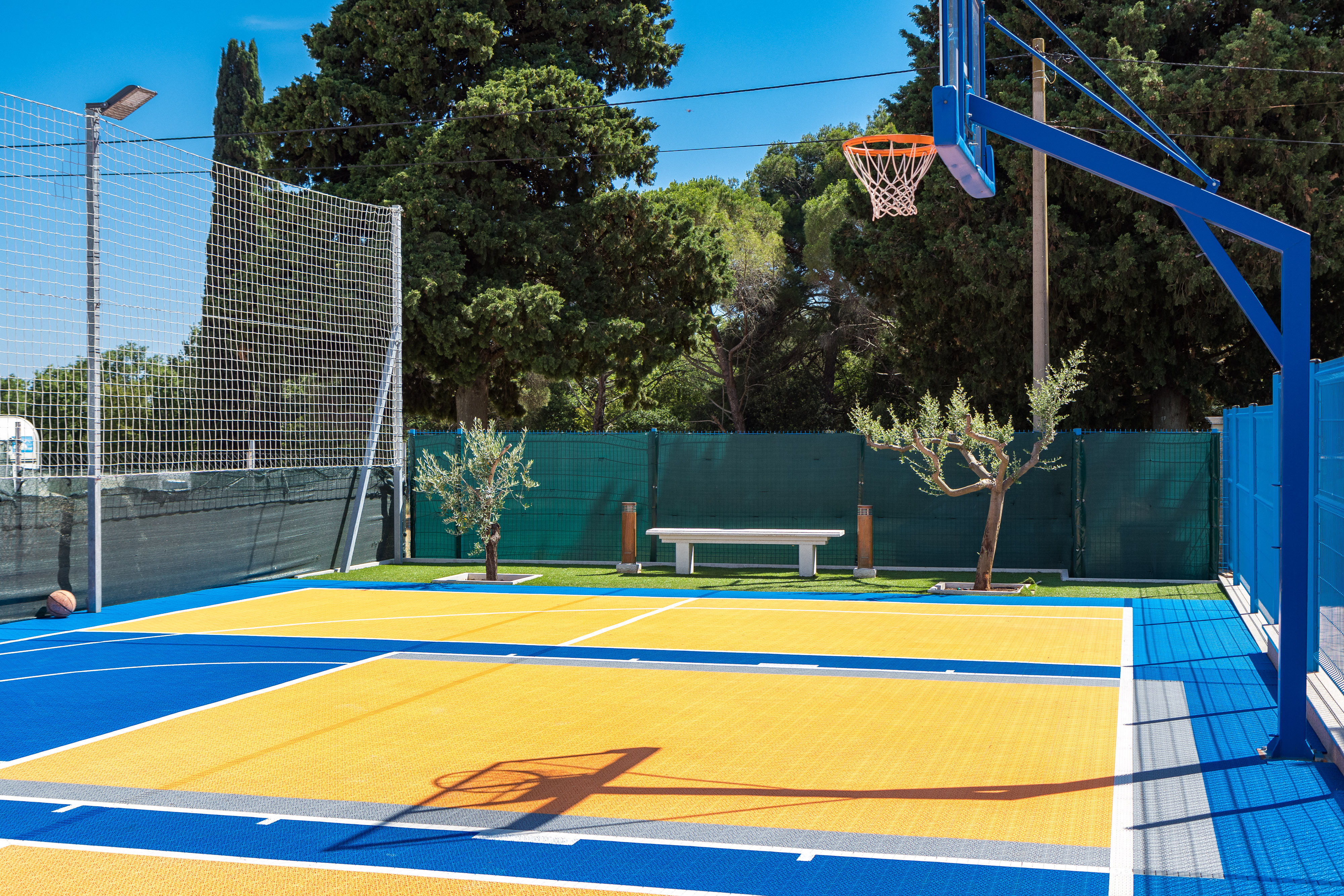 Enchanting villa with pool, jacuzzi and gym