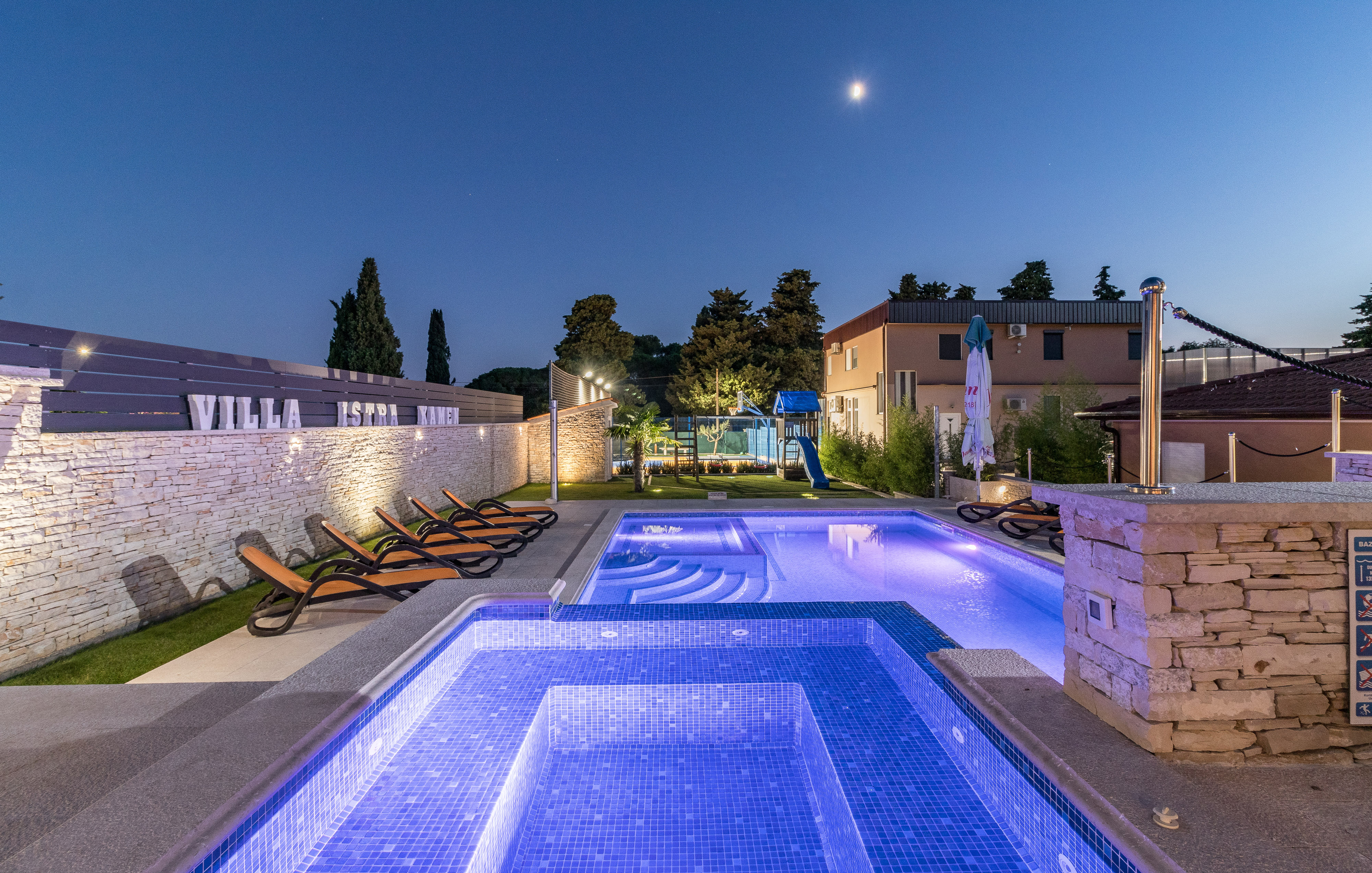 Enchanting villa with pool, jacuzzi and gym