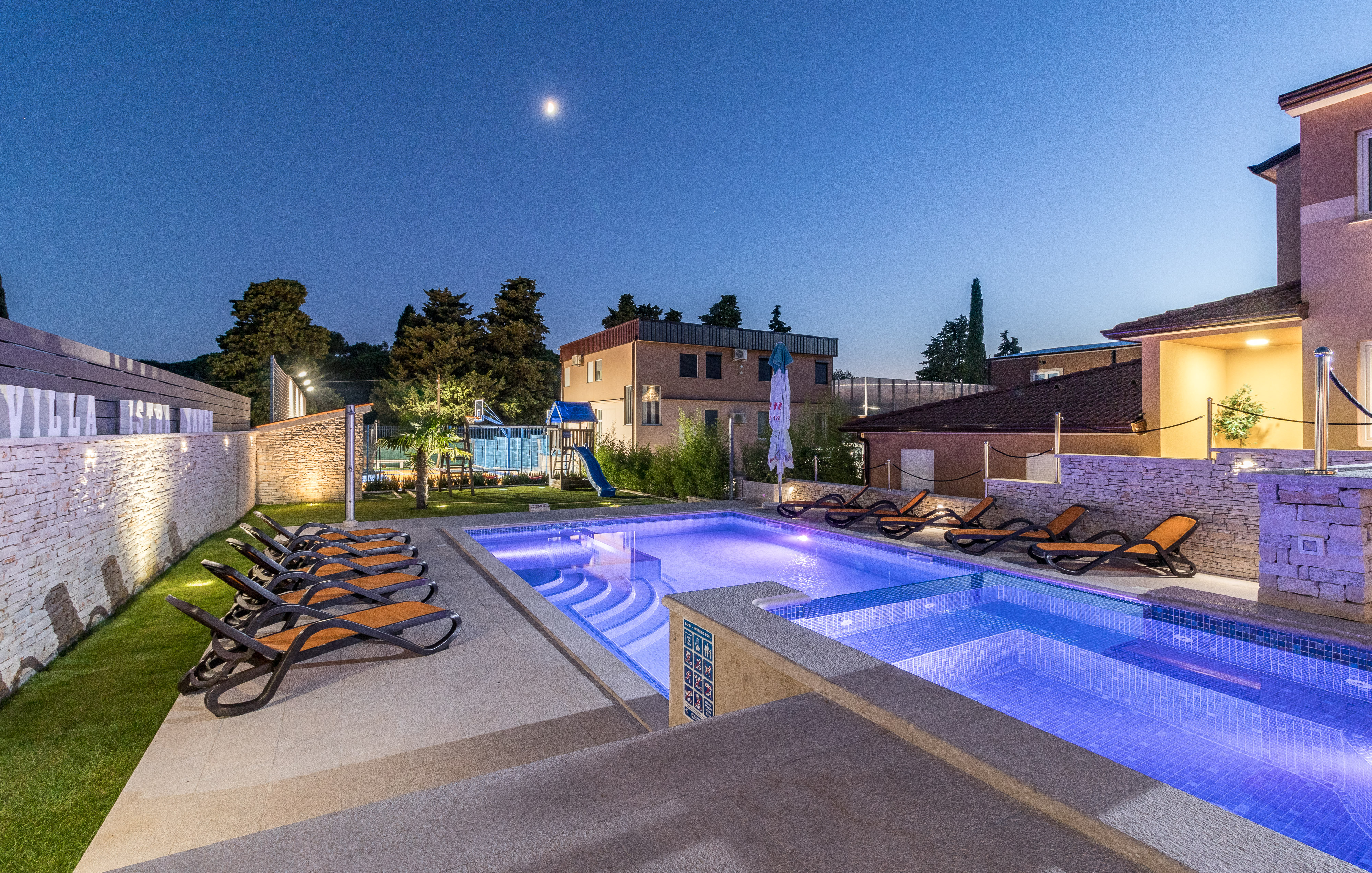 Enchanting villa with pool, jacuzzi and gym