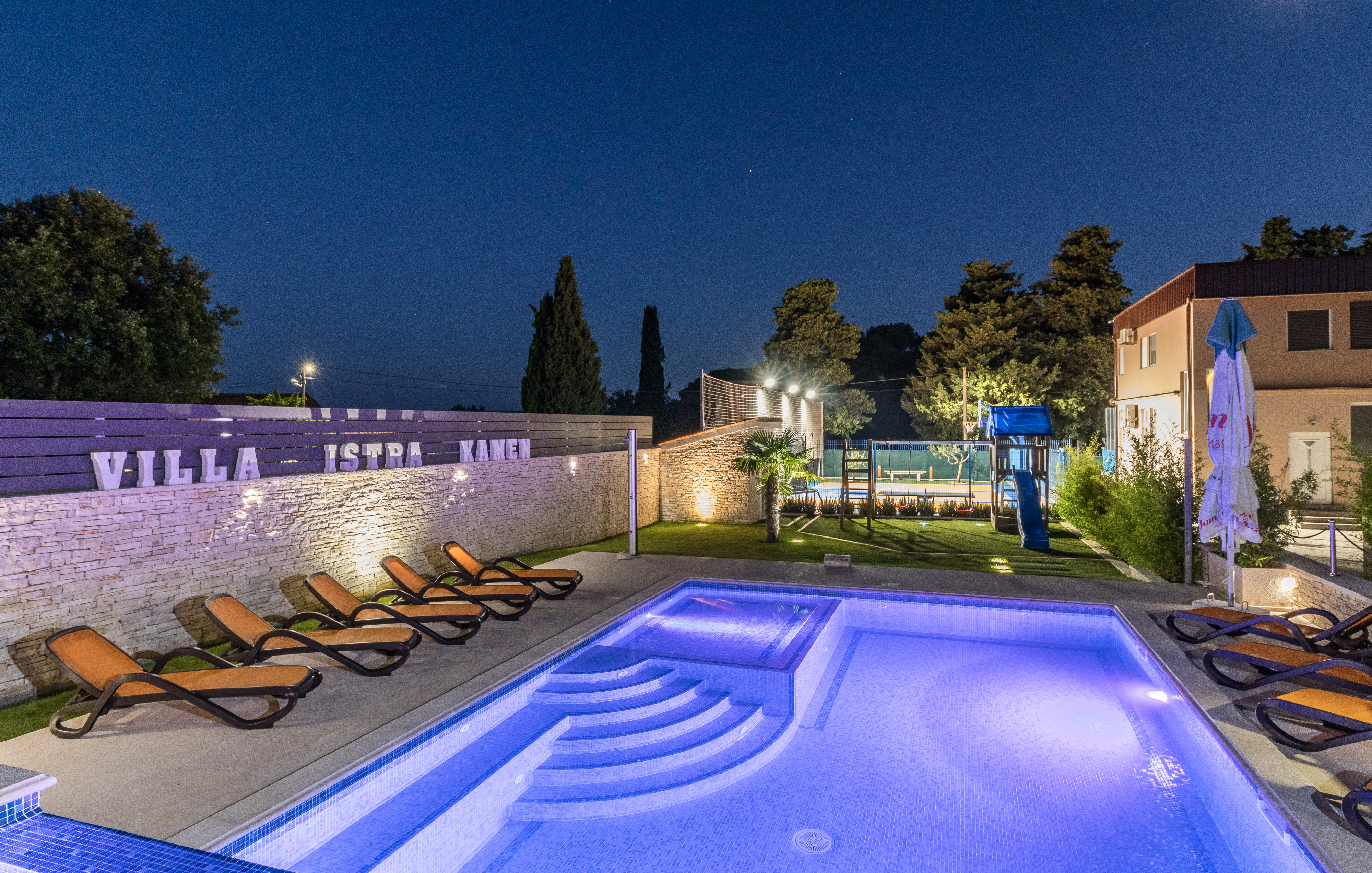 Enchanting villa with pool, jacuzzi and gym