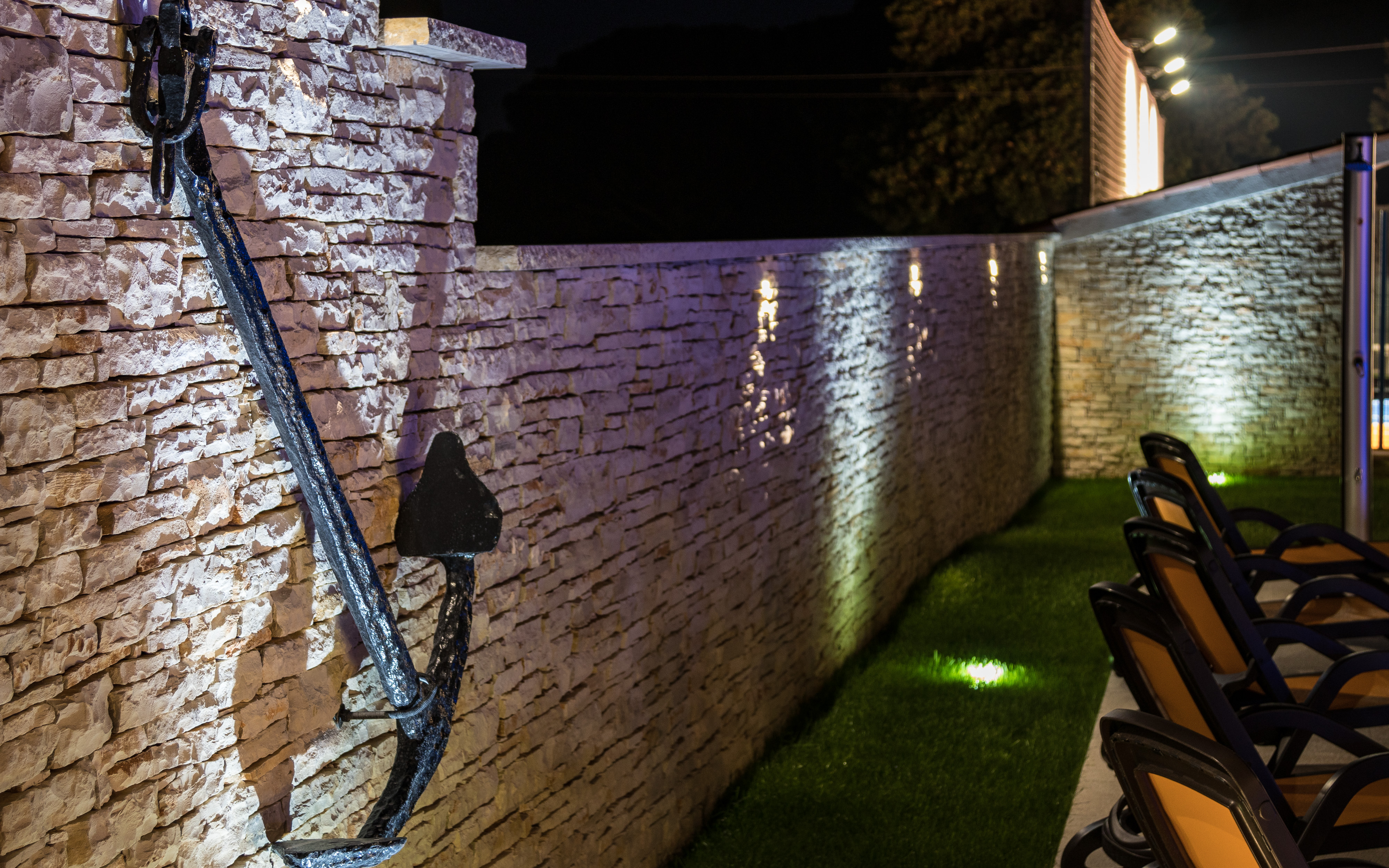 Enchanting villa with pool, jacuzzi and gym