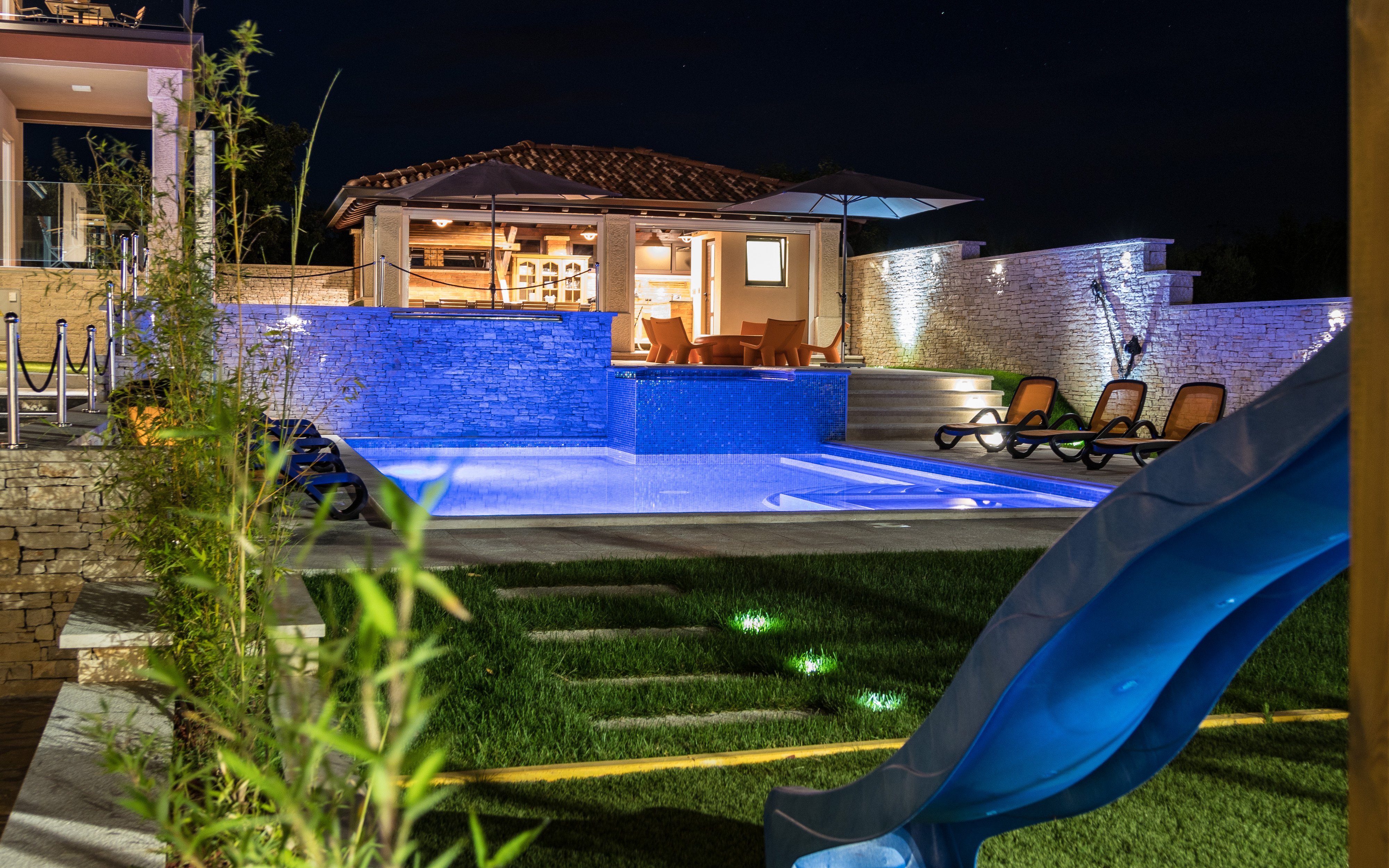 Enchanting villa with pool, jacuzzi and gym