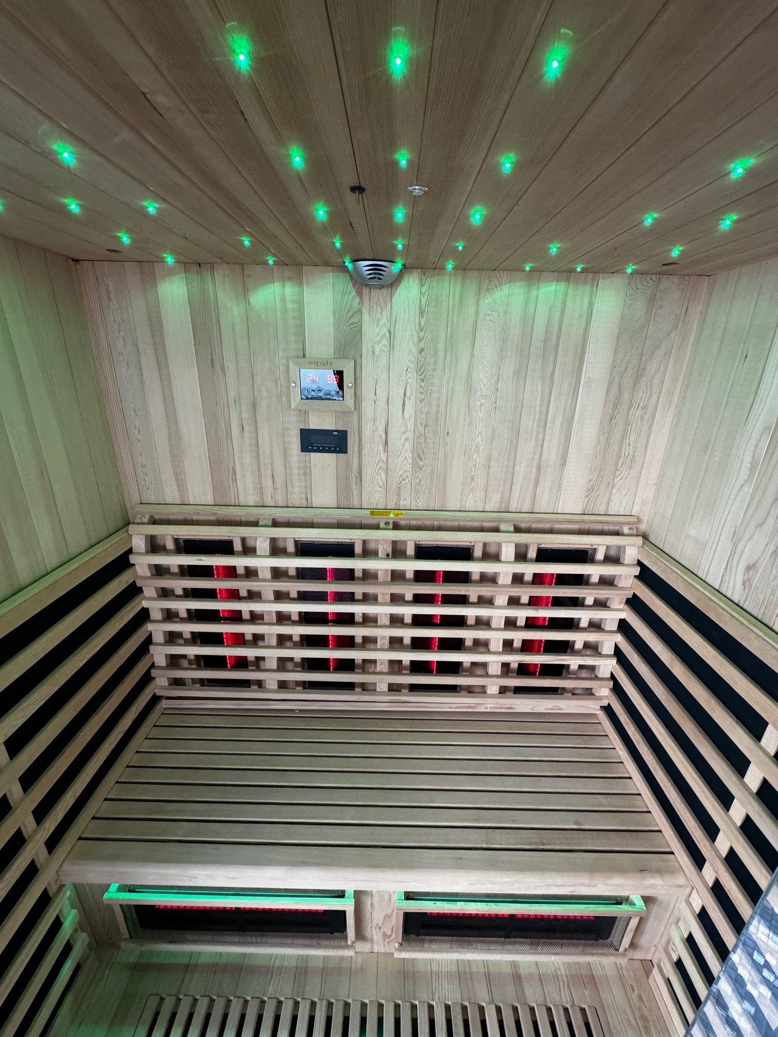 Enchanting villa with pool, jacuzzi and gym