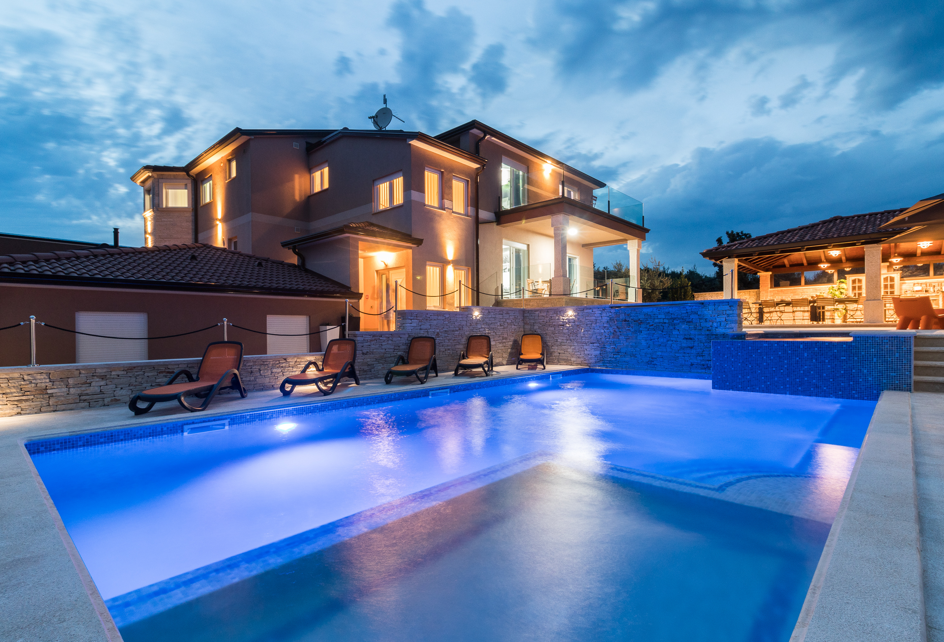 Enchanting villa with pool, jacuzzi and gym