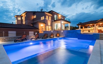 Enchanting villa with pool, finnish sauna, jacuzzi and gym