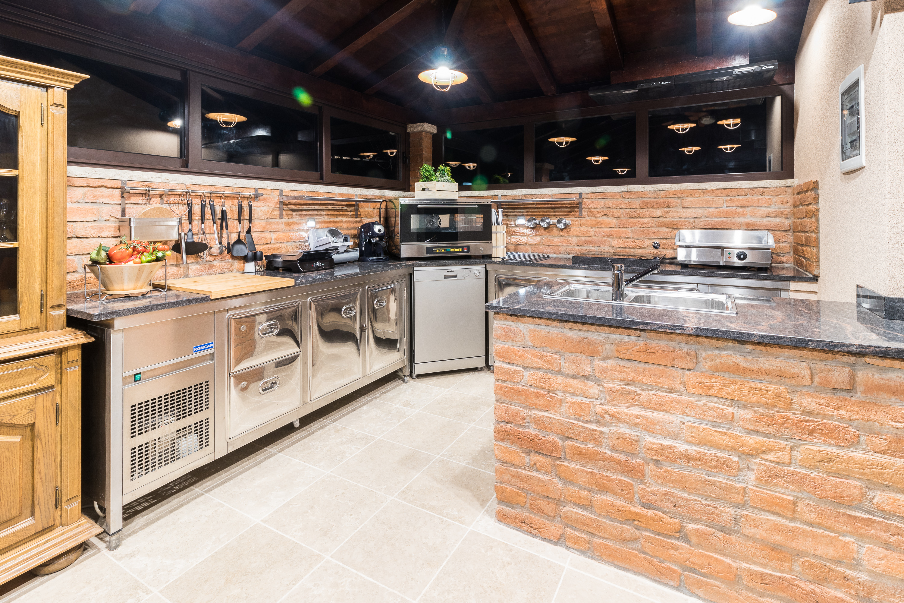 Enchanting villa with pool, jacuzzi and gym