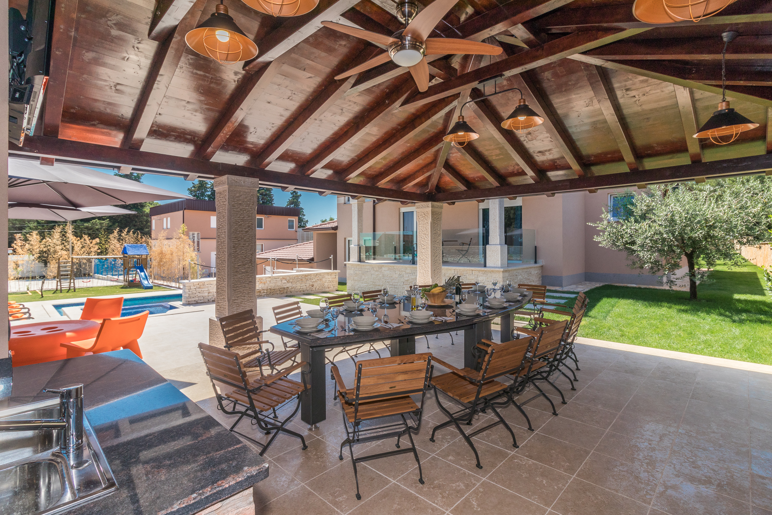 Enchanting villa with pool, jacuzzi and gym