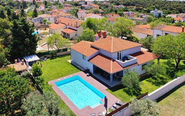 Outstanding villa with heated pool, air conditioning and WiFi