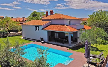 Outstanding villa with heated pool, air conditioning and WiFi