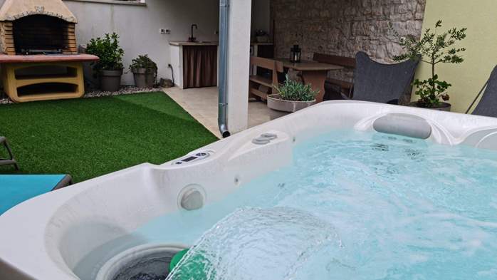 Lovely house on two floors for 4 people with a jacuzzi, 3