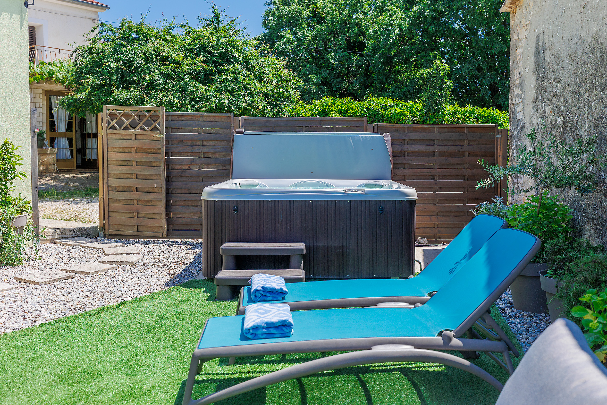 Bella casa su due piani per 4 persone con jacuzzi