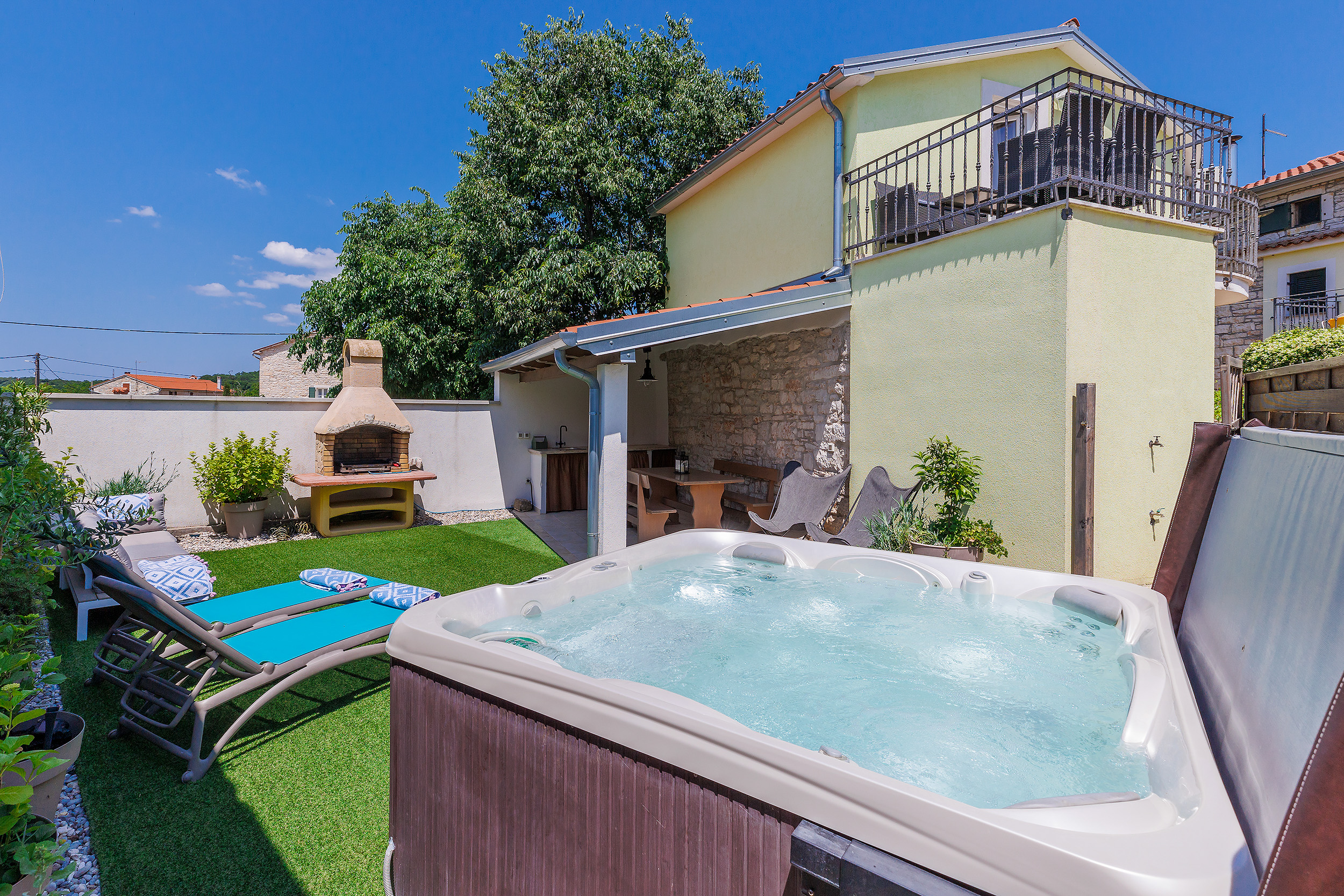 Bella casa su due piani per 4 persone con jacuzzi