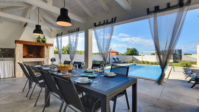Anspruchsvolle Villa auf 2 Etagen mit Pool und eigener Terrasse, 12