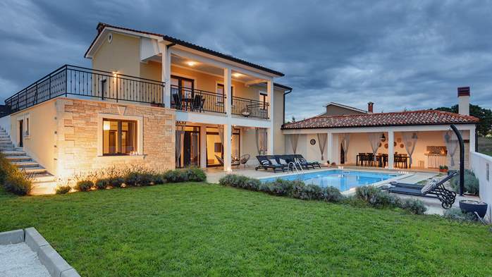 Anspruchsvolle Villa auf 2 Etagen mit Pool und eigener Terrasse, 9