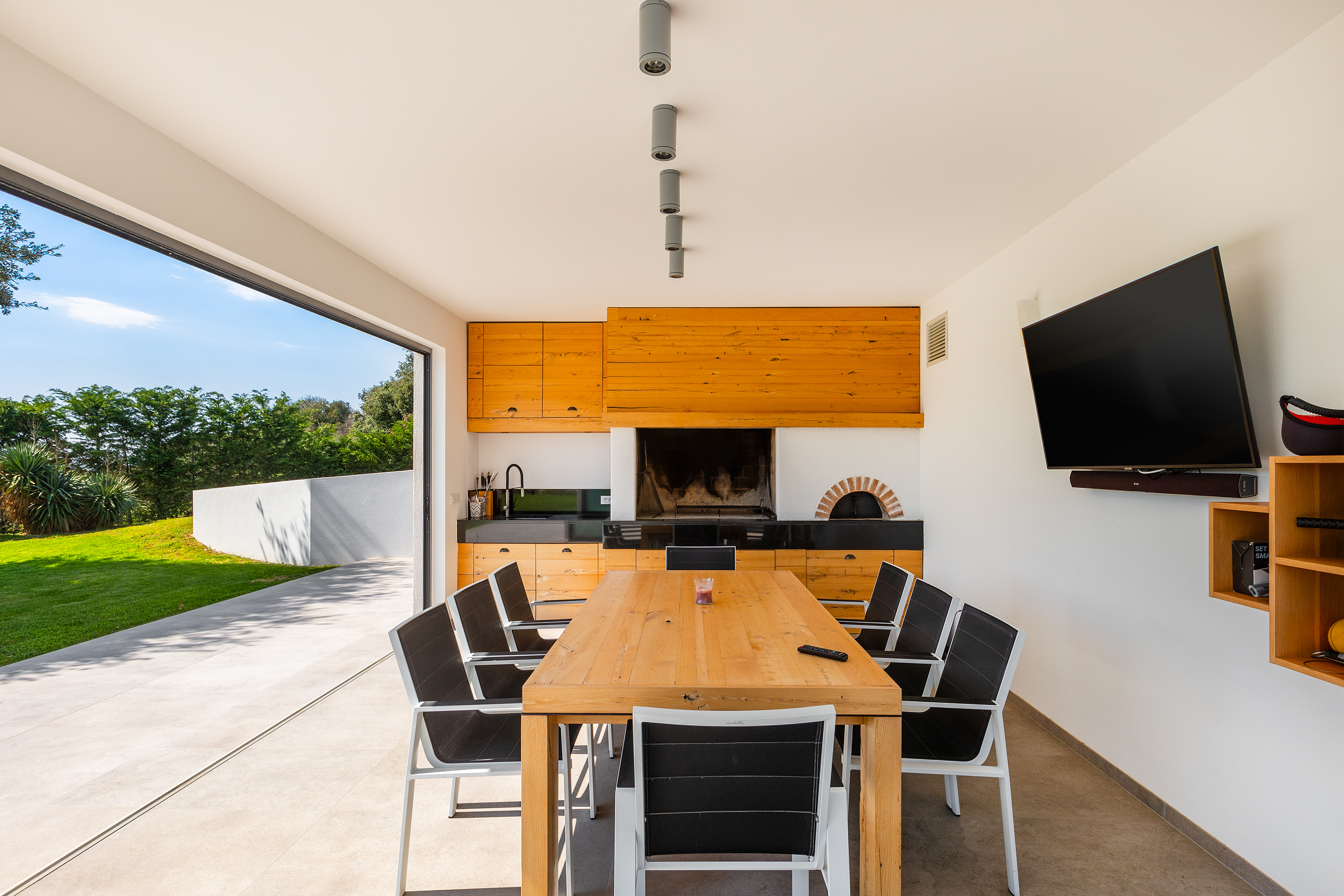 Stylish villa with heated pool near Pula, with wine cellar