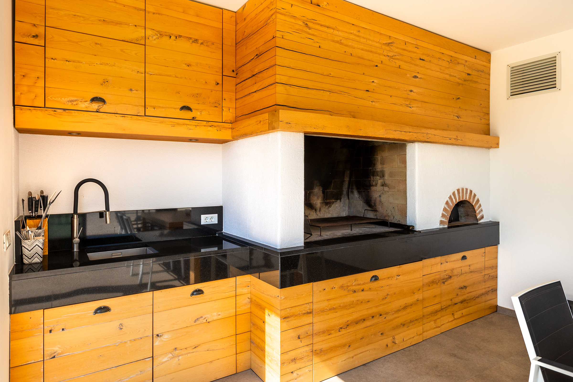 Stylish villa with heated pool near Pula, with wine cellar