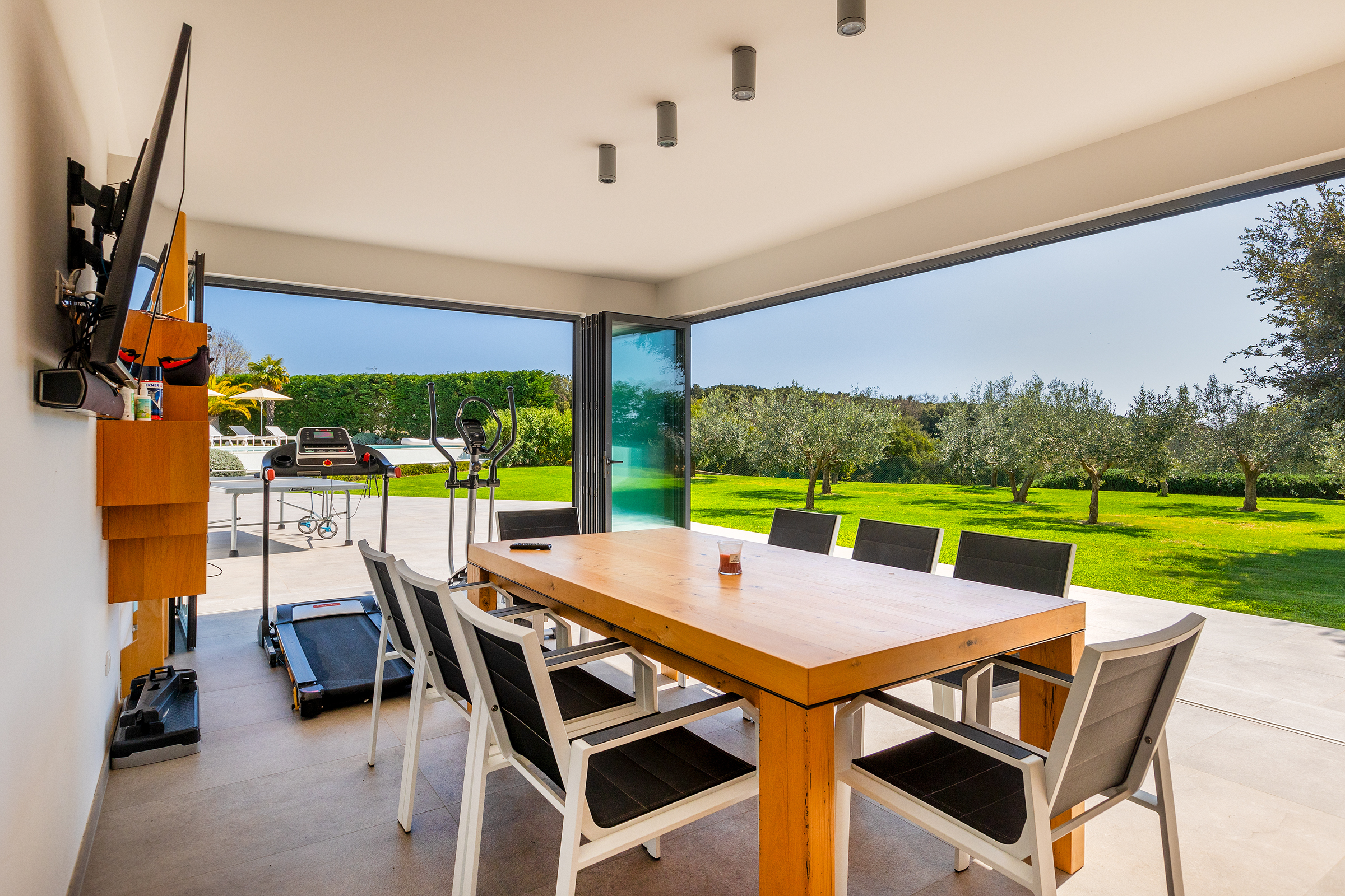 Stylish villa with heated pool near Pula, with wine cellar