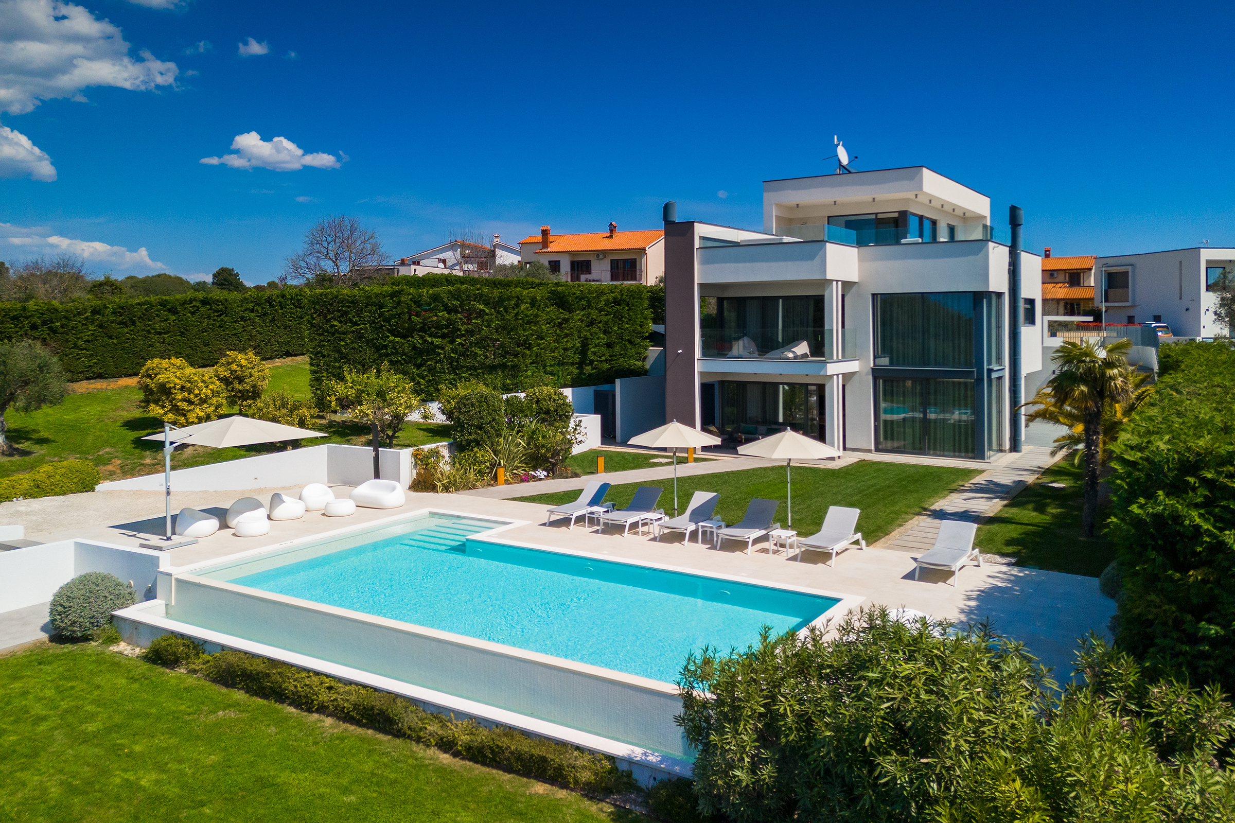 Stylish villa with heated pool near Pula, with wine cellar