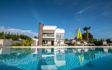 Stylish villa with heated pool near Pula, with wine cellar