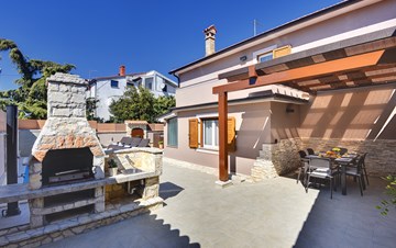 Gorgeous villa in Pula, with pool, sun terrace, barbecue, garage