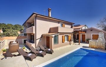 Gorgeous villa in Pula, with pool, sun terrace, barbecue, garage