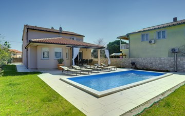 Gorgeous villa in Valbandon, with pool, barbecue and bikes