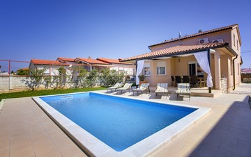 Gorgeous villa in Valbandon, with pool, barbecue and bikes