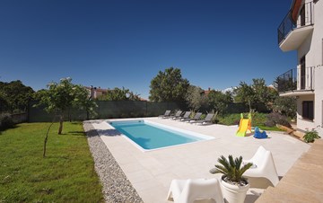 The house in Štinjan offers accommodation with pool