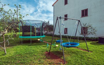 Das Haus in Štinjan bietet Unterkunft mit Pool