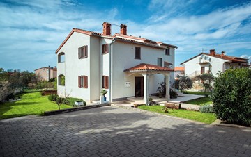 Das Haus in Štinjan bietet Unterkunft mit Pool