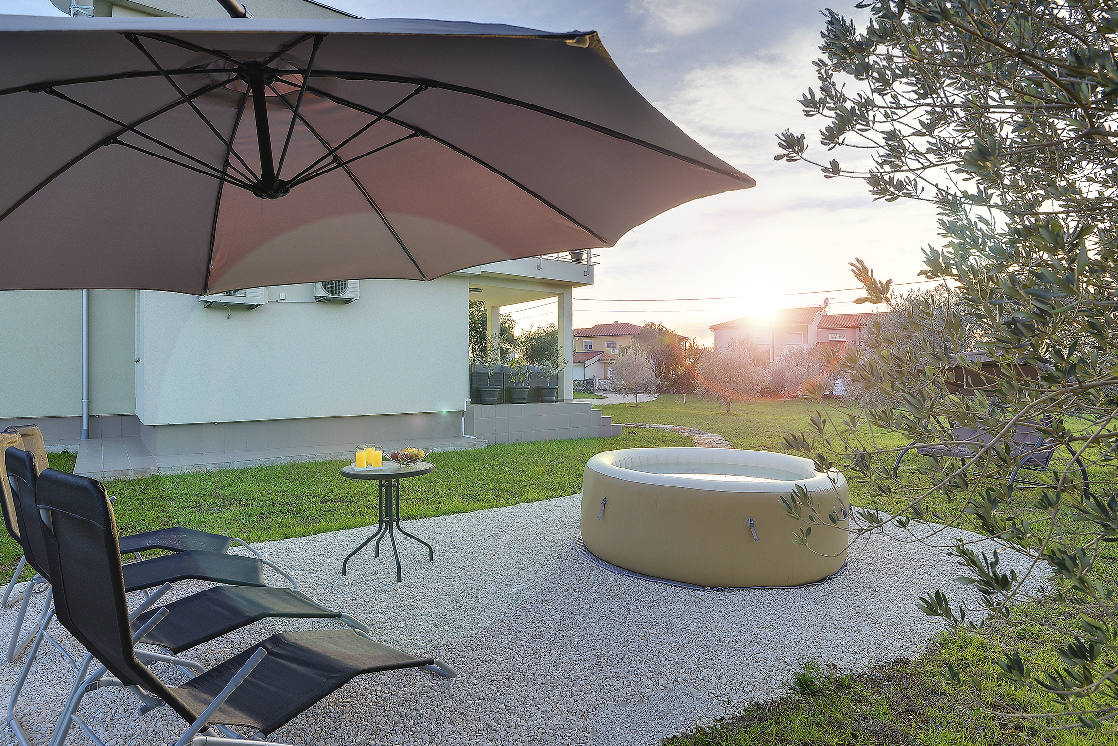 Bella casa con giardino, piscina idromassaggio, vista mare